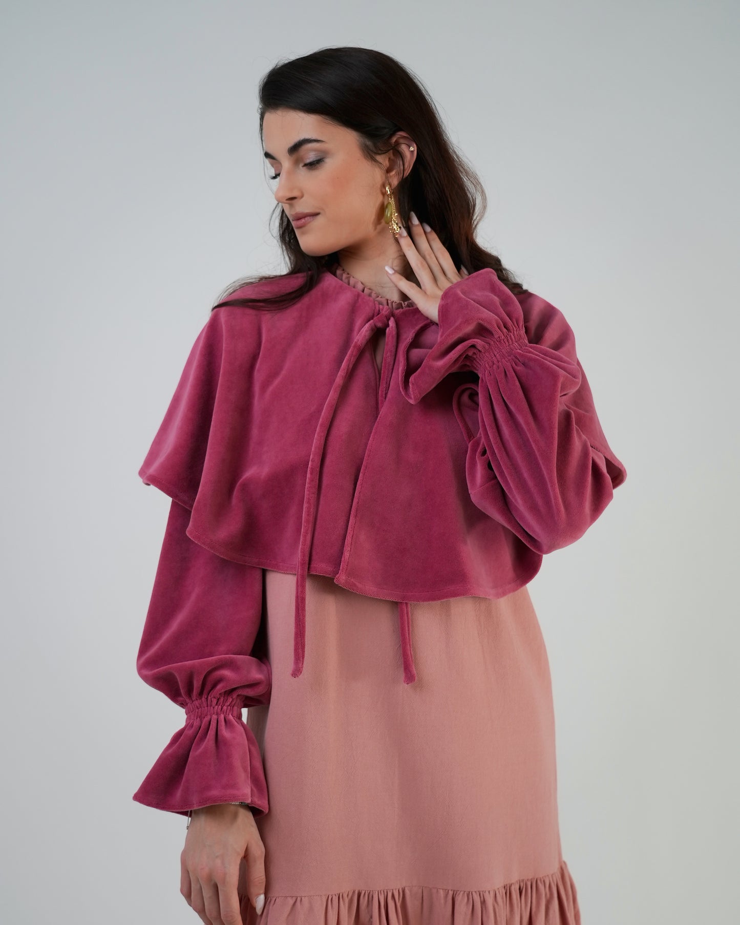 Capa Stellata — terciopelo, color rosa ciruela.