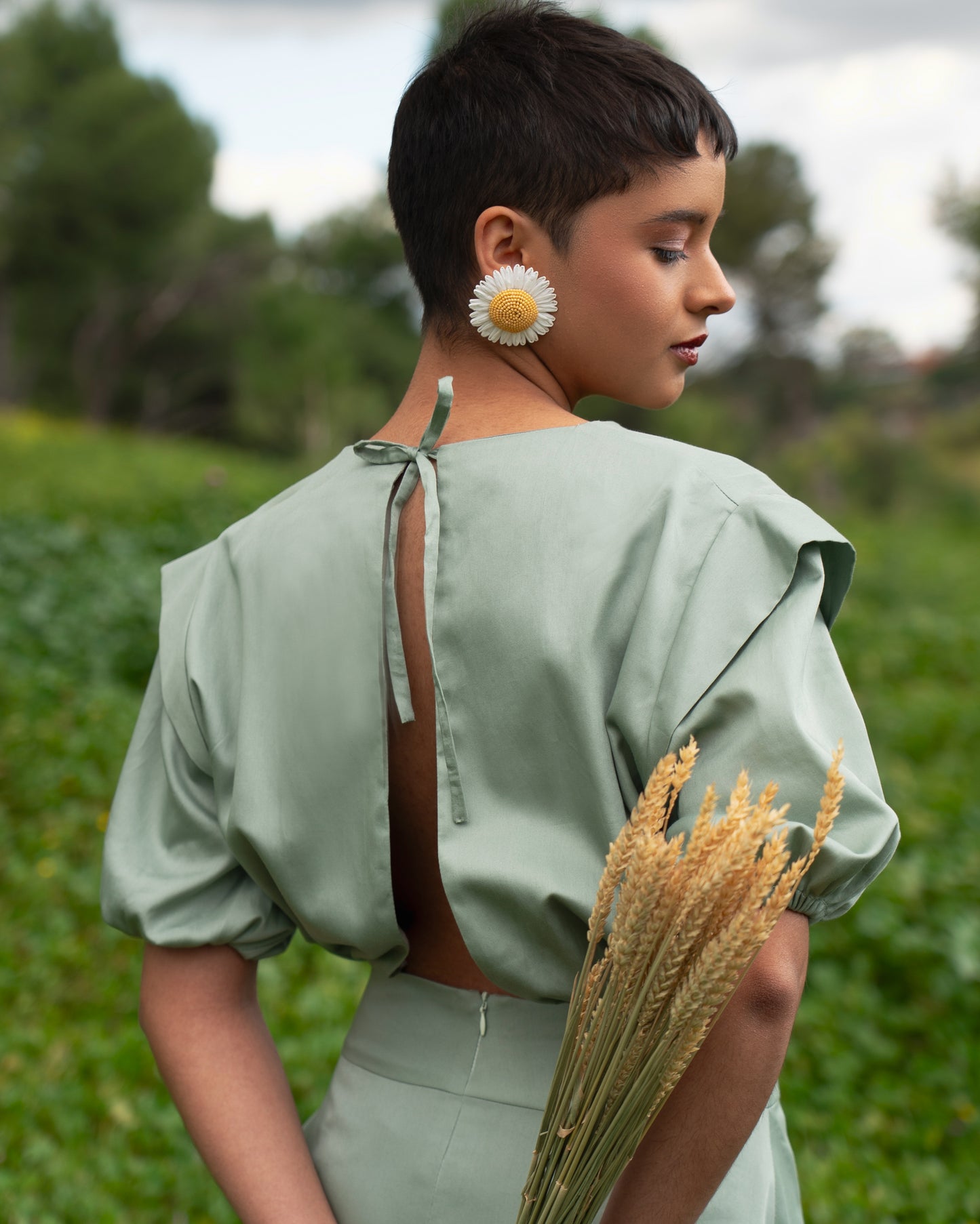 Espalda del Vestido Lirio Verde con caída ligera y silueta natural