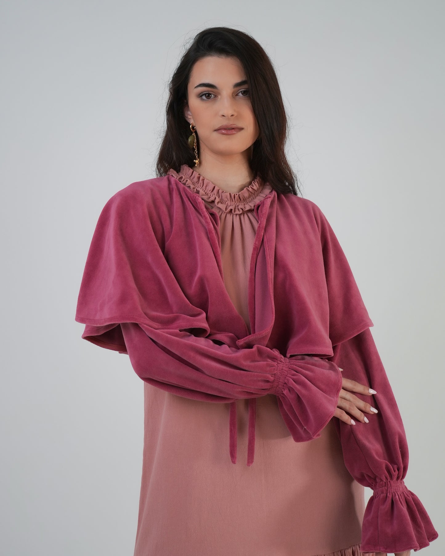 Capa Stellata — terciopelo, color rosa ciruela.