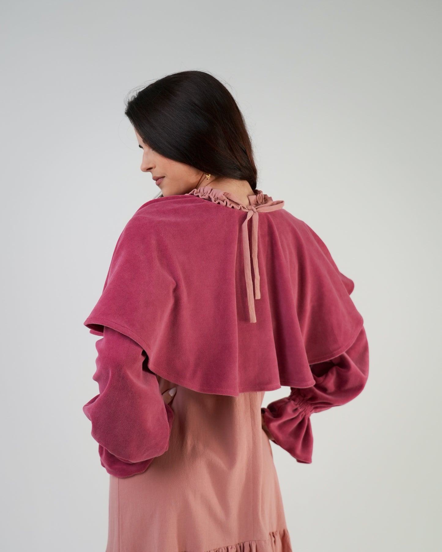 Capa Stellata — terciopelo, color rosa ciruela.