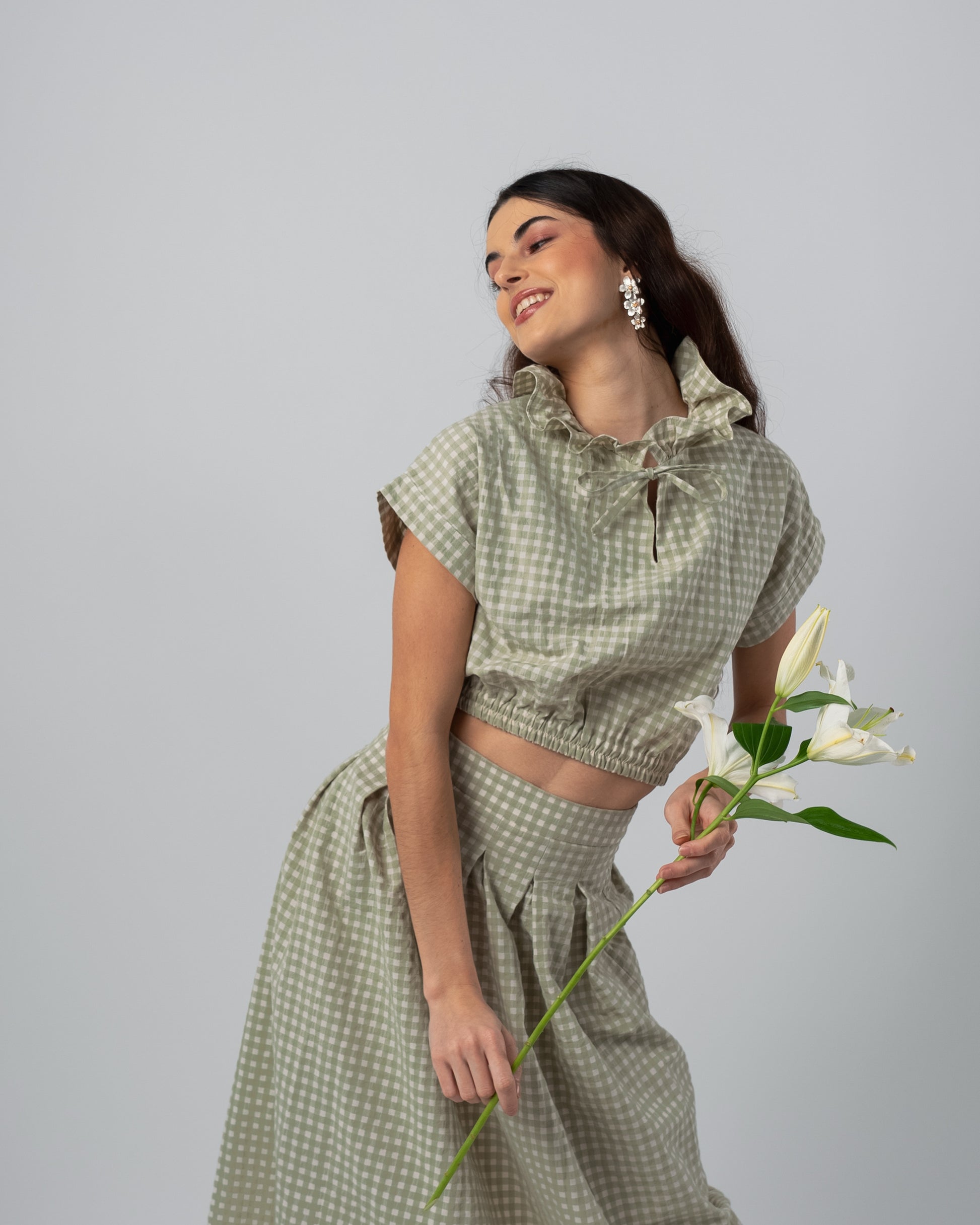 Pleated Skirt with Green and Vanilla Gingham Print, Paired with a Crop Top Featuring an Elastic Waistband and Ruffled Neckline

