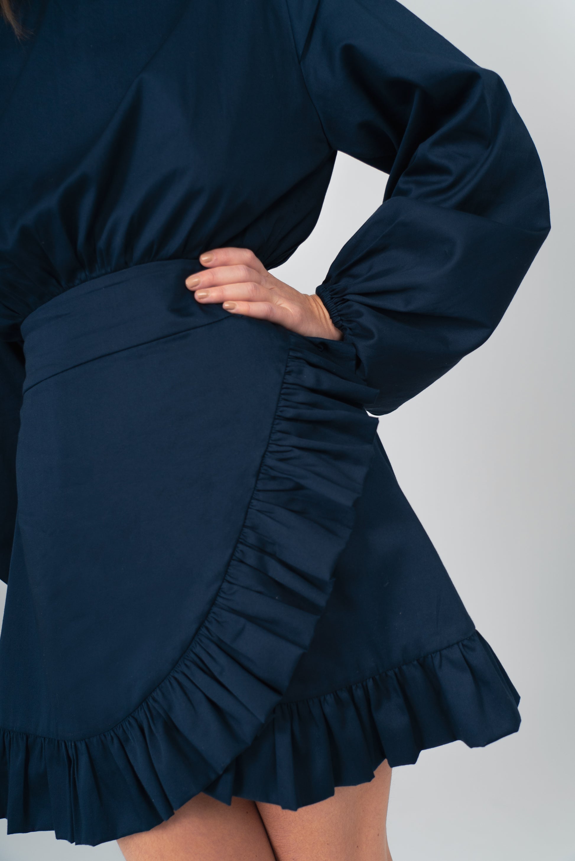 Vista frontal del Vestido Lirio Azul Marino detalle volante