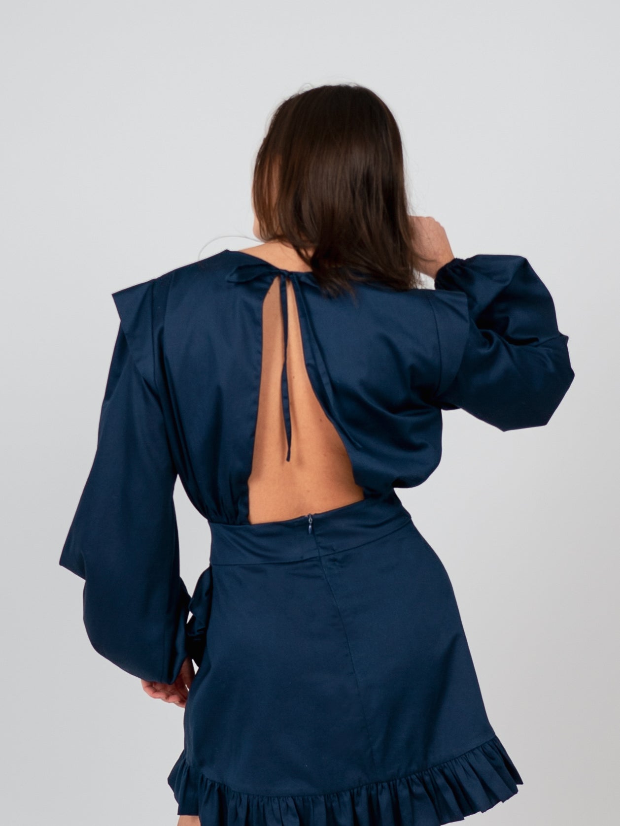 spalda del Vestido Lirio Azul Marino con detalle de tejido vaporoso