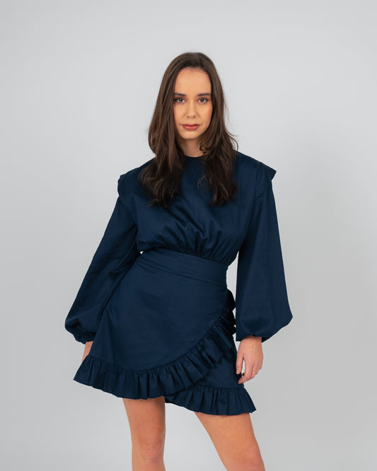 Vista frontal del Vestido Lirio Azul Marino con redondo elegante y caída fluida