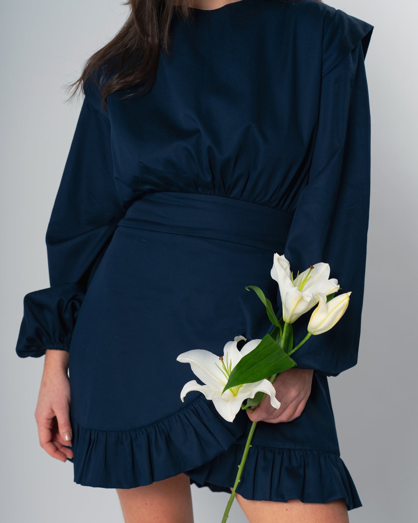 Detalle del volante y las mangas abullonadas en el Vestido Lirio Azul Marino