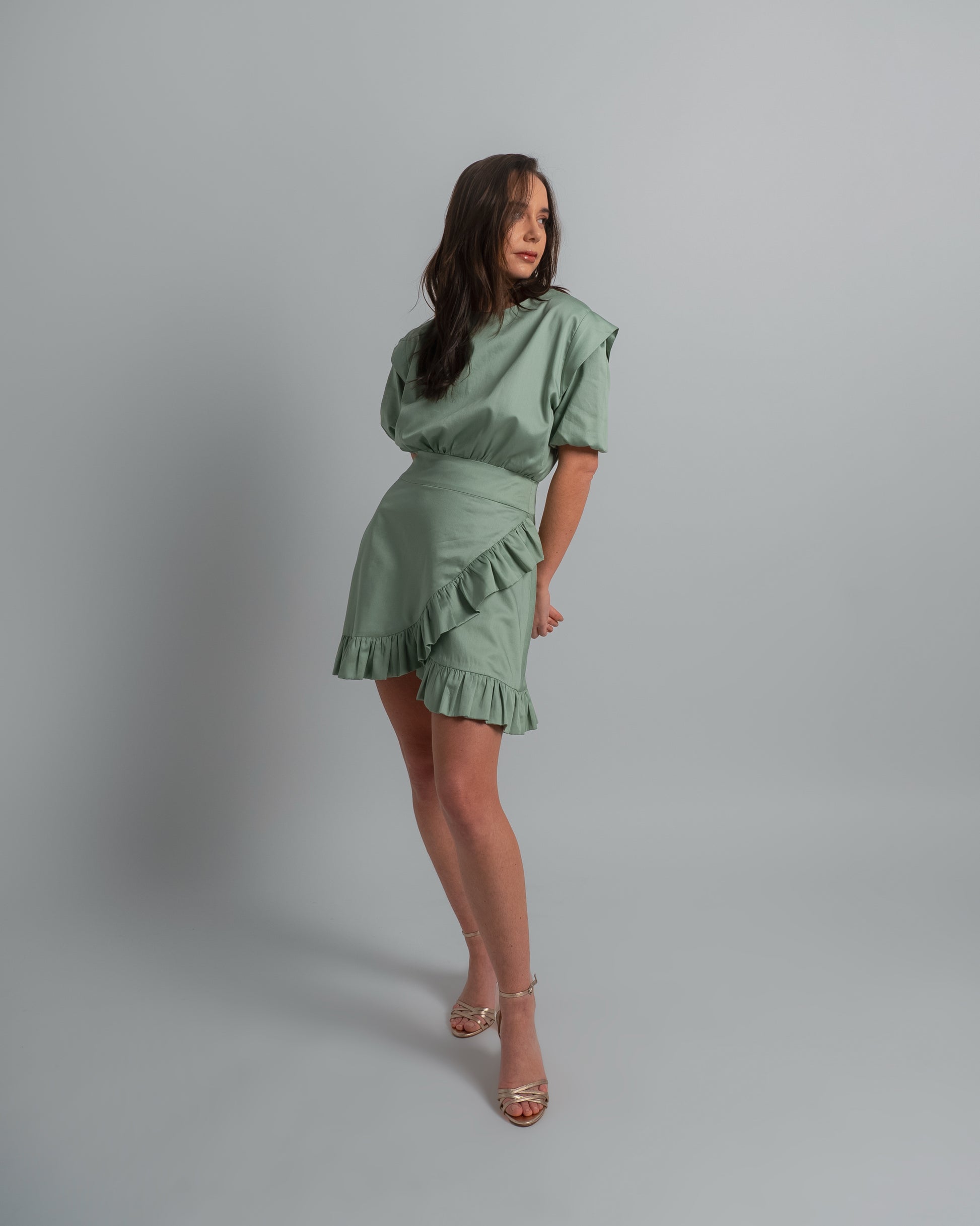 Vista frontal del Vestido Lirio Verde con falda cruzada y volante